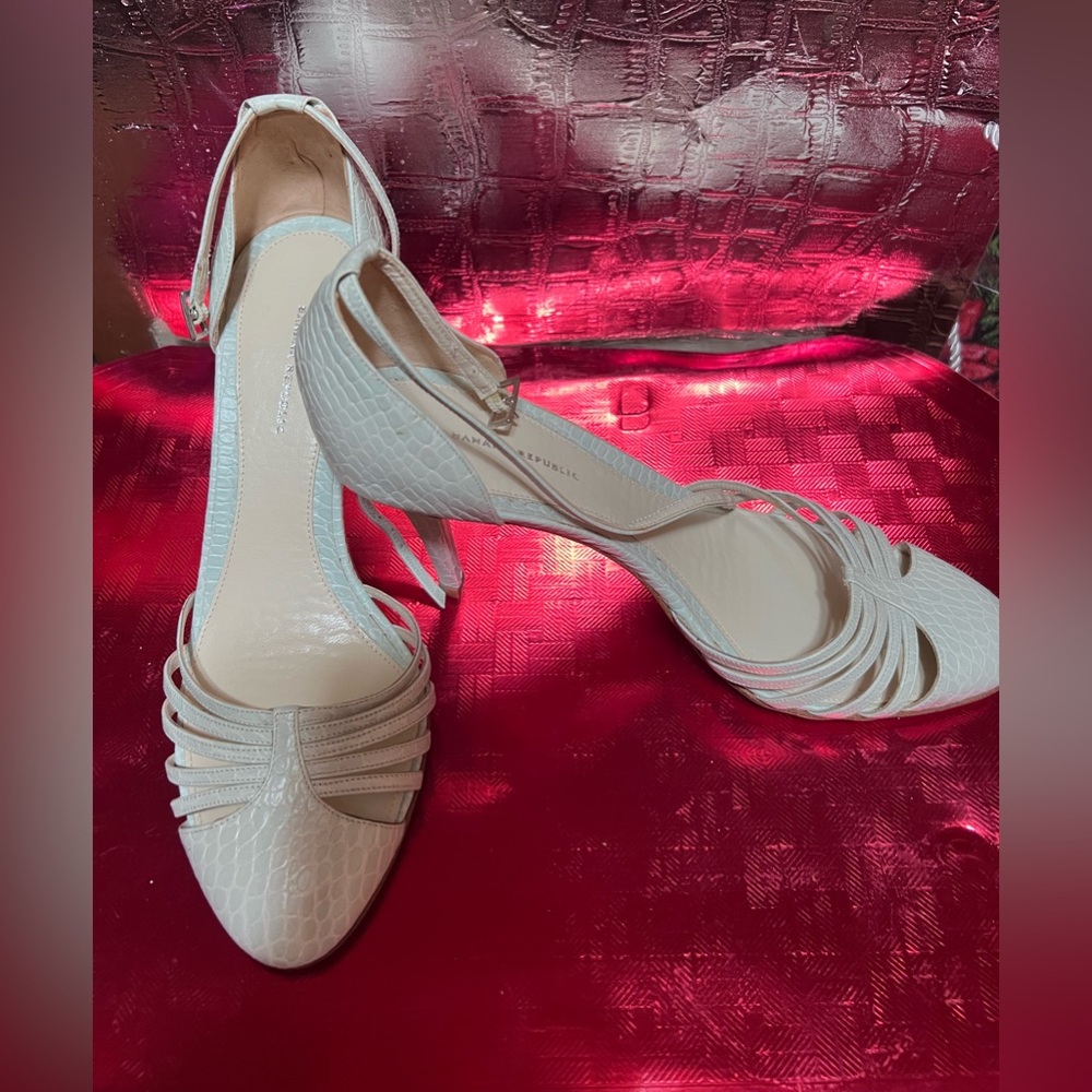 Nice shoes light green color you can see in the pictures🥰